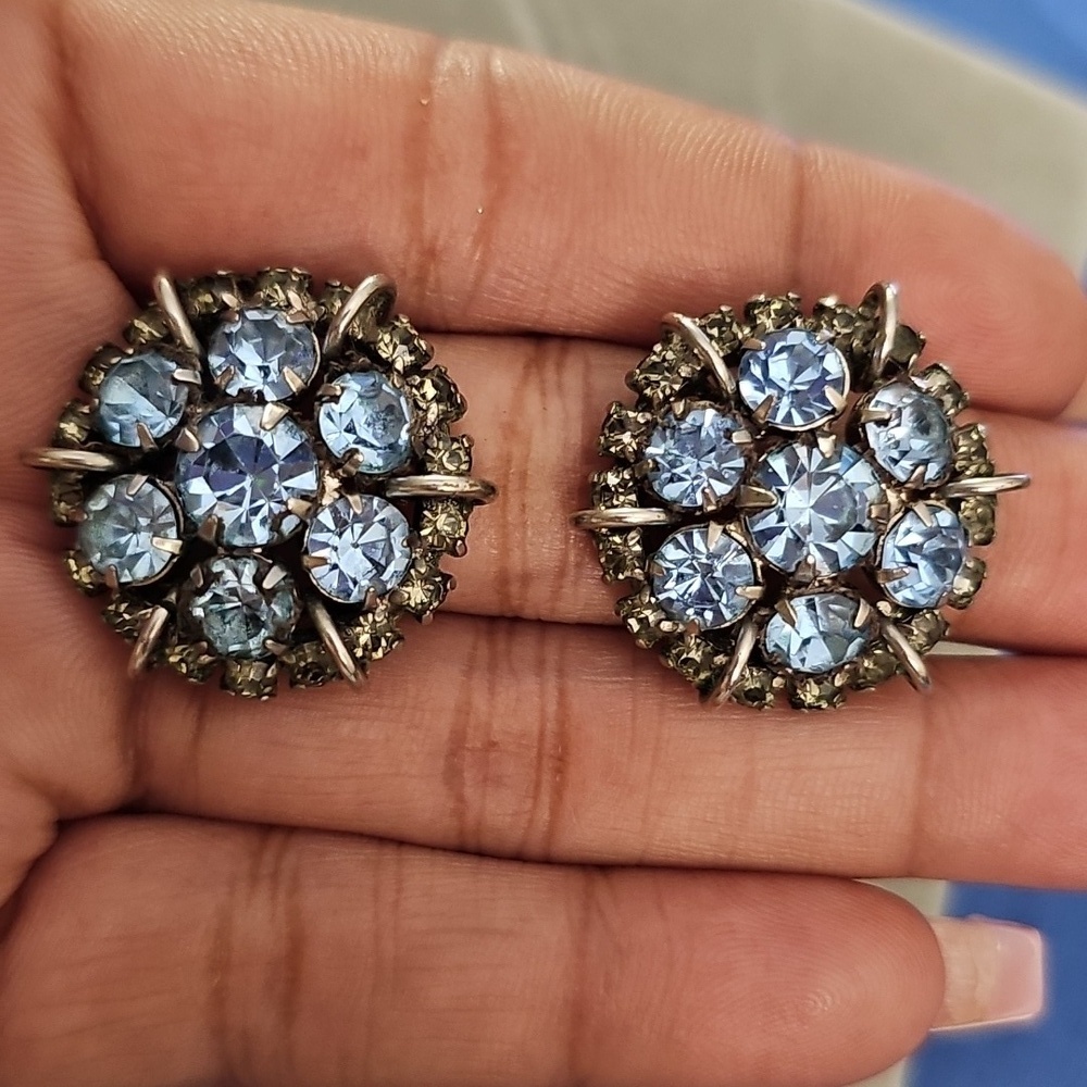 VINTAGE KRAMER CLIP ON EARRINGS - Picture 6 of 7